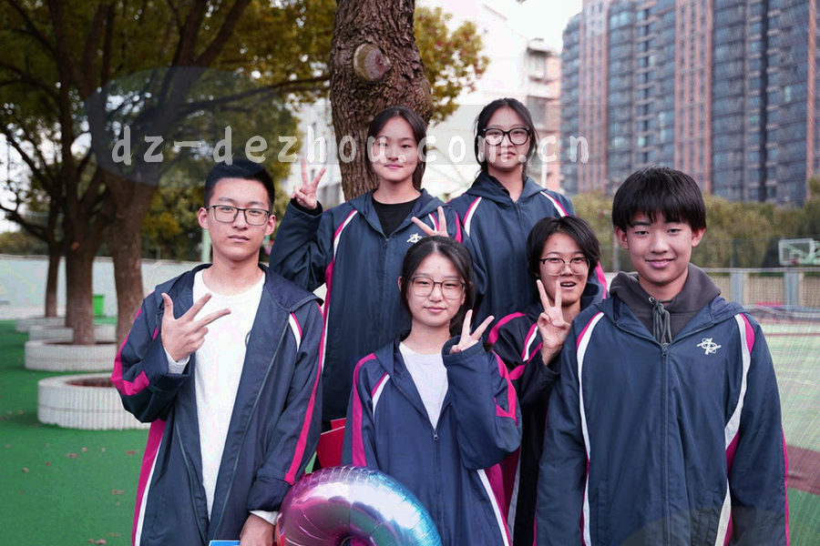 手持手机在暗色桌面上练习的特写，画面中只有手部与屏幕光